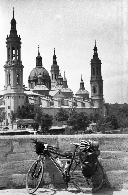 Llegada a Zaragoza, en el puente de Piedra, con la basílica del Pilar al fondo.