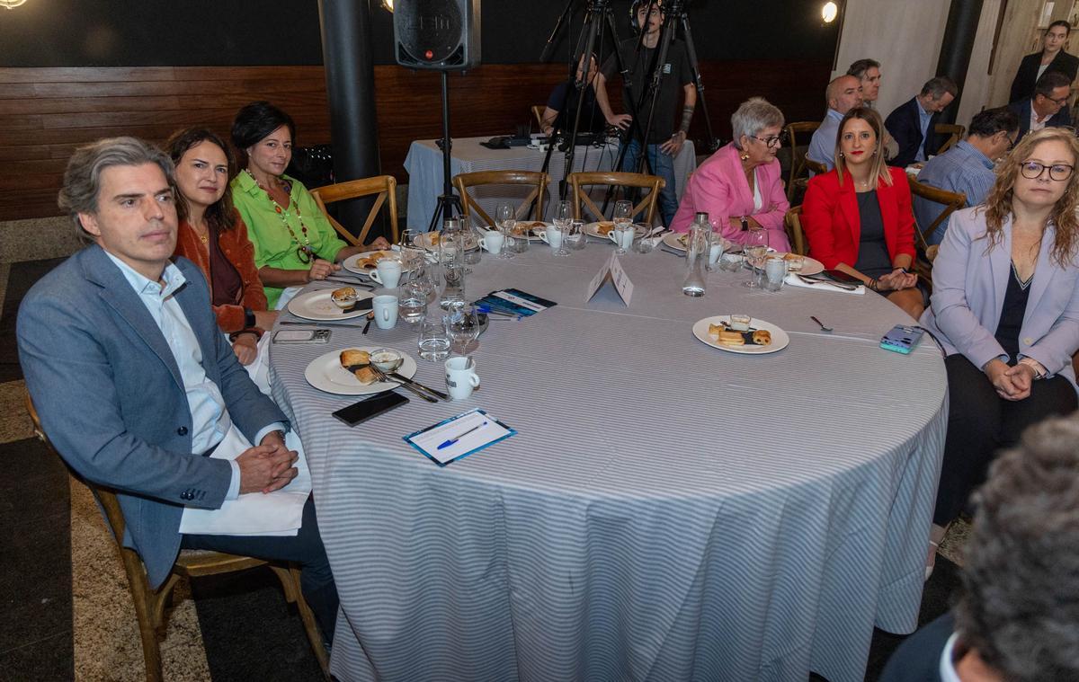 El edil de Urbanismo, Antonio Peral, la directora general de Planeamiento, Leticia Martín, y el profesor universitario Armando Ortuño analizan el futuro documento que aspira a cambiar el porvenir de la ciudad