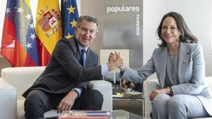 Feijóo abraça Machado a la seu del PP i demana eleccions a Veneçuela