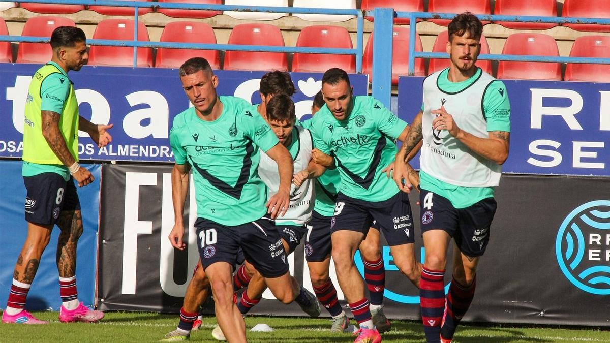 Calentamiento de jugadores del Extremadura previo a un partido