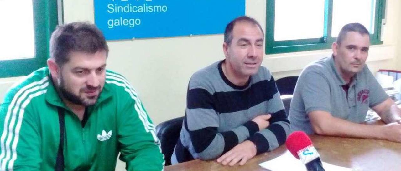 El sindicalista Anxo Lúa, en el centro, con los despedidos Víctor José Bravo y Emilio Lago. // FdV