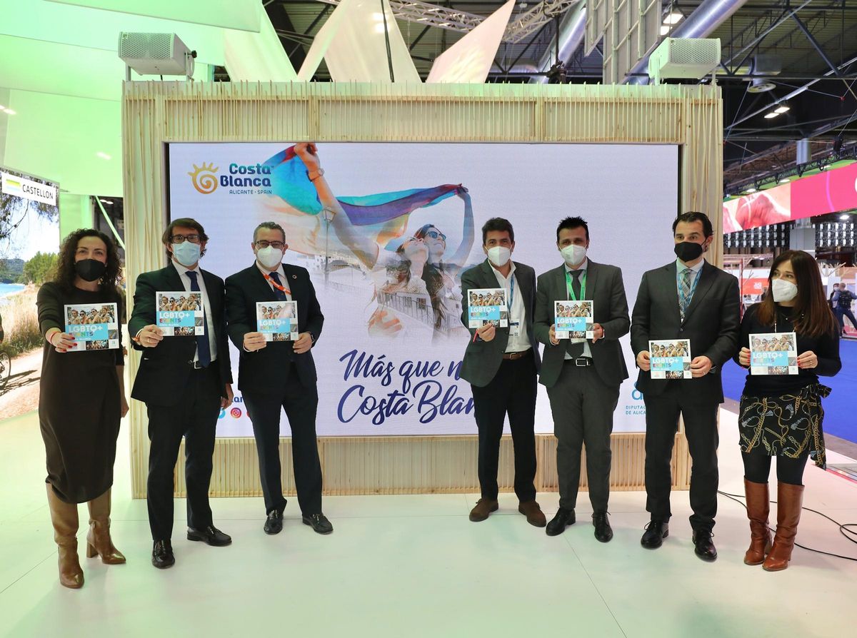 Carlozs Mazón posa con miembro de asociaciones LGTBI en Fitur