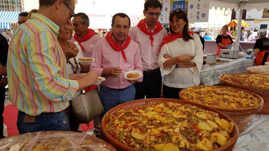 Álora celebra su Día de las Sopas Perotas con 7.000 raciones - La Opinión  de Málaga
