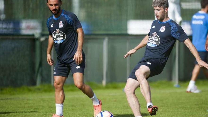 Luisinho golpea el balón en presencia de Çolak durante el entrenamiento matinal de ayer en Abegondo.