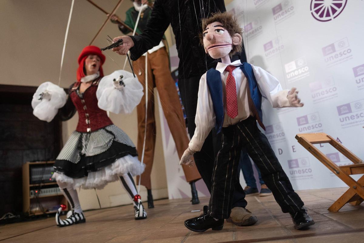 La marioneta Duppi durante la presentación del festival.
