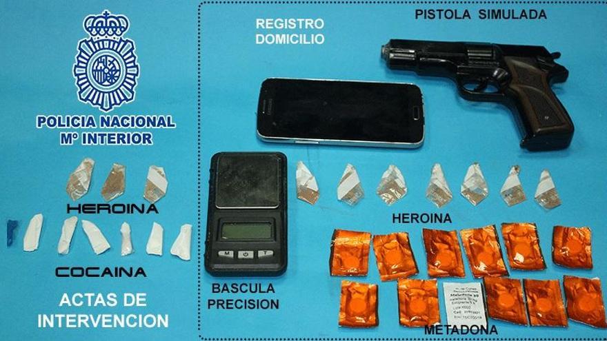 Drogas, báscula y pistola simulada intervenidas. // FdV