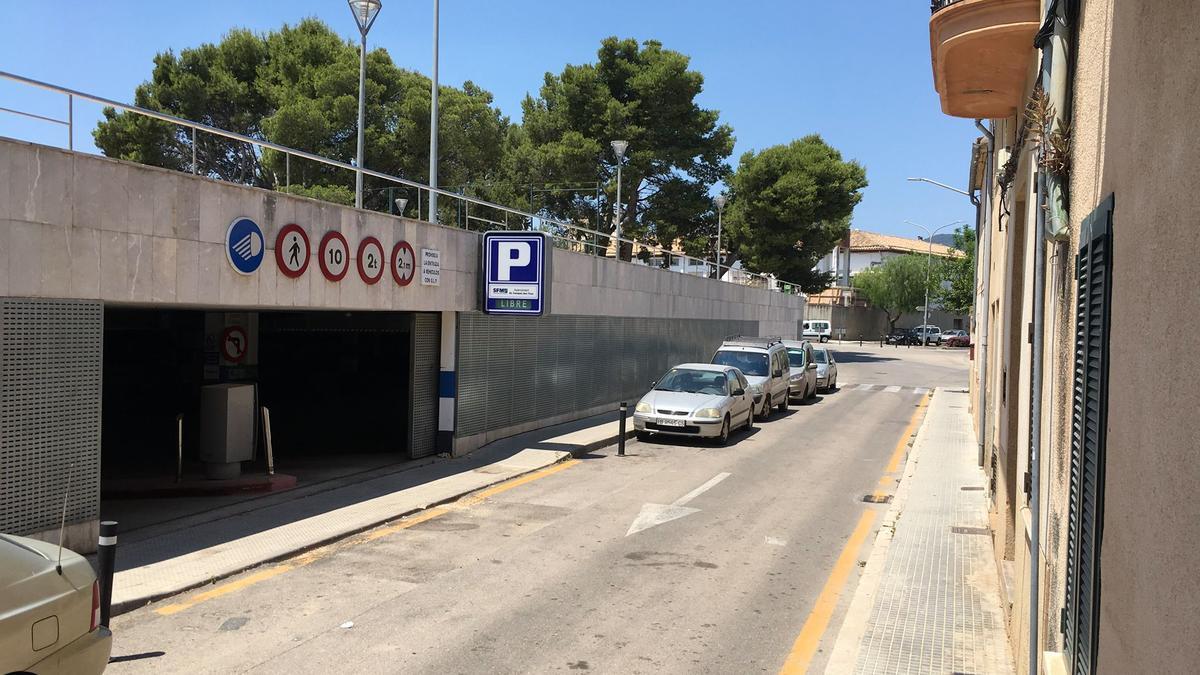 Imagen de la entrada del aparcamiento de la Plaça Antoni Mateu