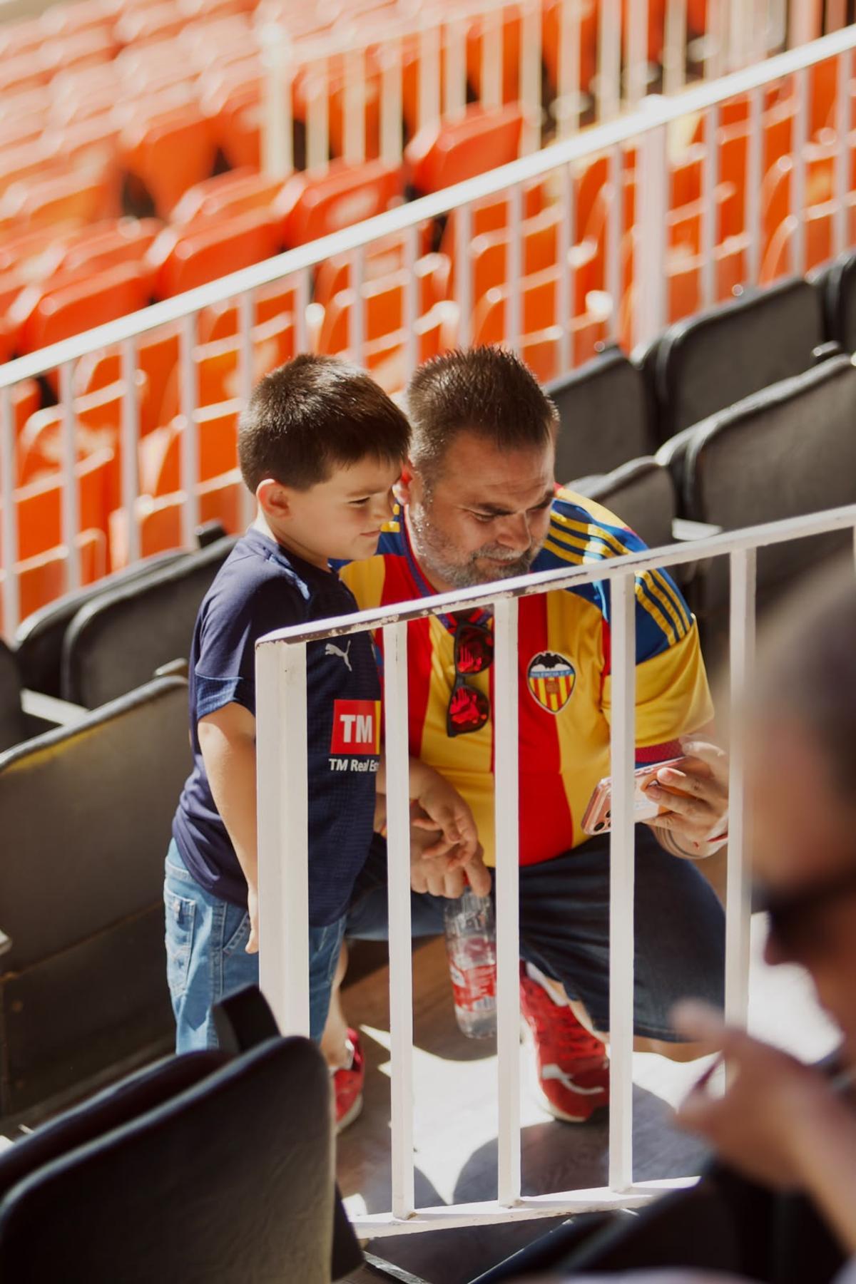 Un padre disfruta con su hijo de Mestalla
