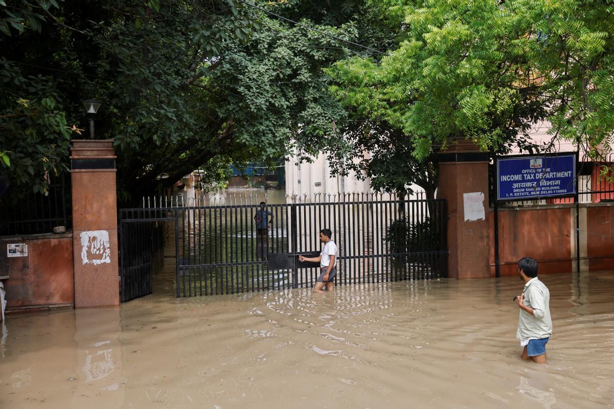 El río Yamuna se ha desbordado debido a las lluvias monzónicas en Nueva Delhi.