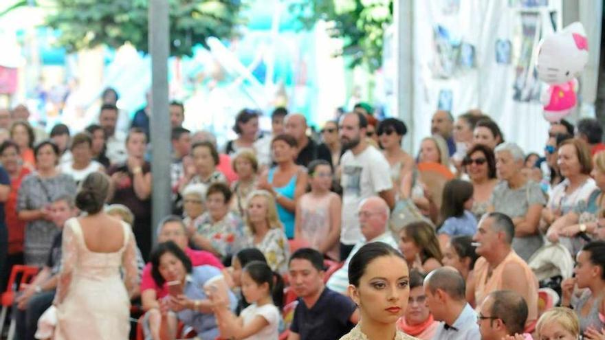 El desfile de moda organizado en la carpa de la fiesta.