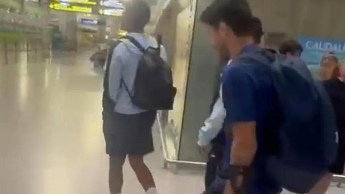 Vídeo | En muletas y con el tobillo hinchado : Así regresó Comesaña de Málaga tras la durísima entrada recibida