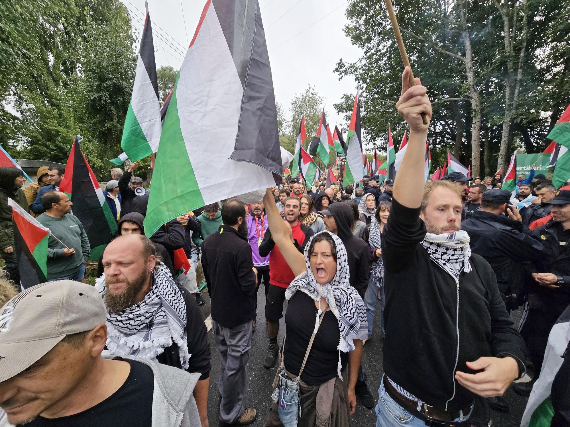 Concentraciones contra el equipo de Israel por el genocidio en Gaza durante el paso de La Vuelta por Pontevedra