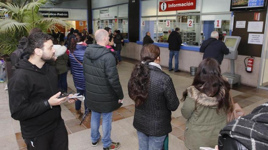 Ciudadanos en la lonja del Concello de Vigo. // Alba Villar