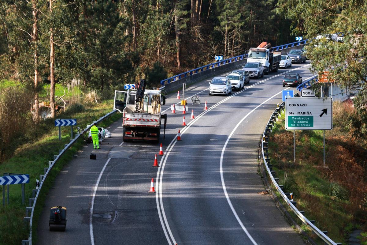 Reparación de carreteras dañadas por los temporales en la comarca, esta mañana.