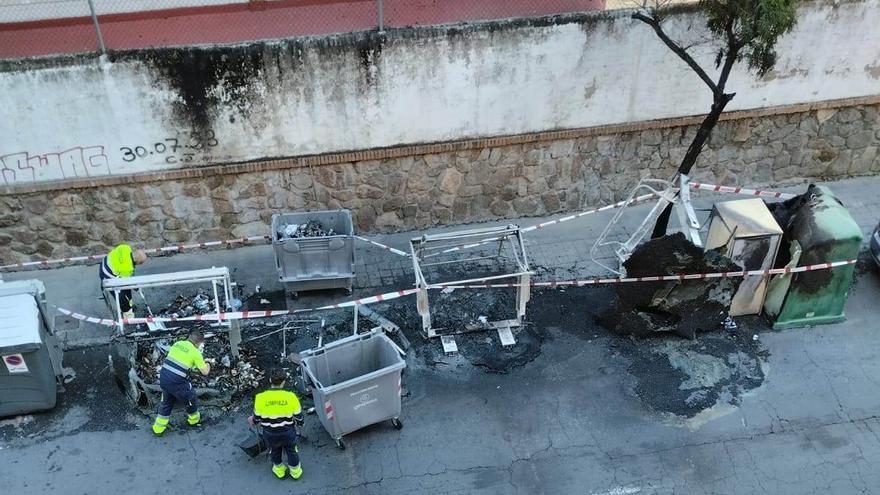 Contenedores, cuatro vehículos y una fachada, afectados por un incendio en Plasencia