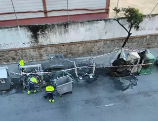 Contenedores, cuatro vehículos y una fachada, afectados por un incendio en Plasencia