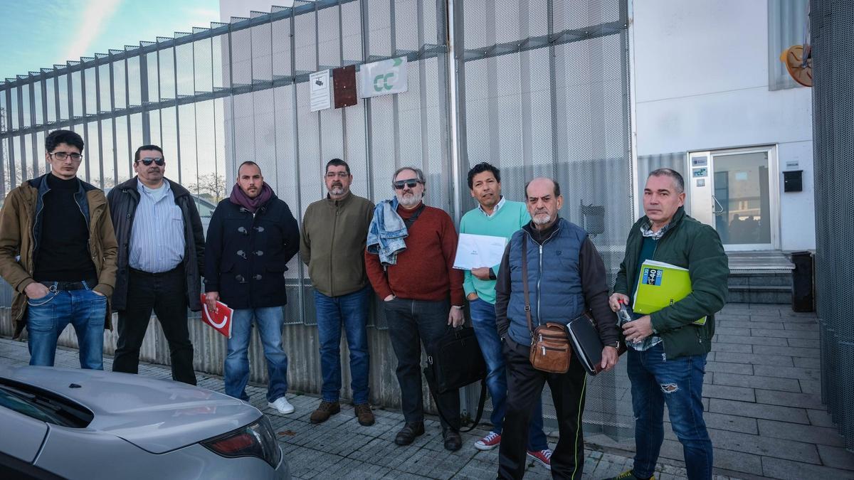 Miembros del comité de empresa, ayer, antes de entrar en la reunión.