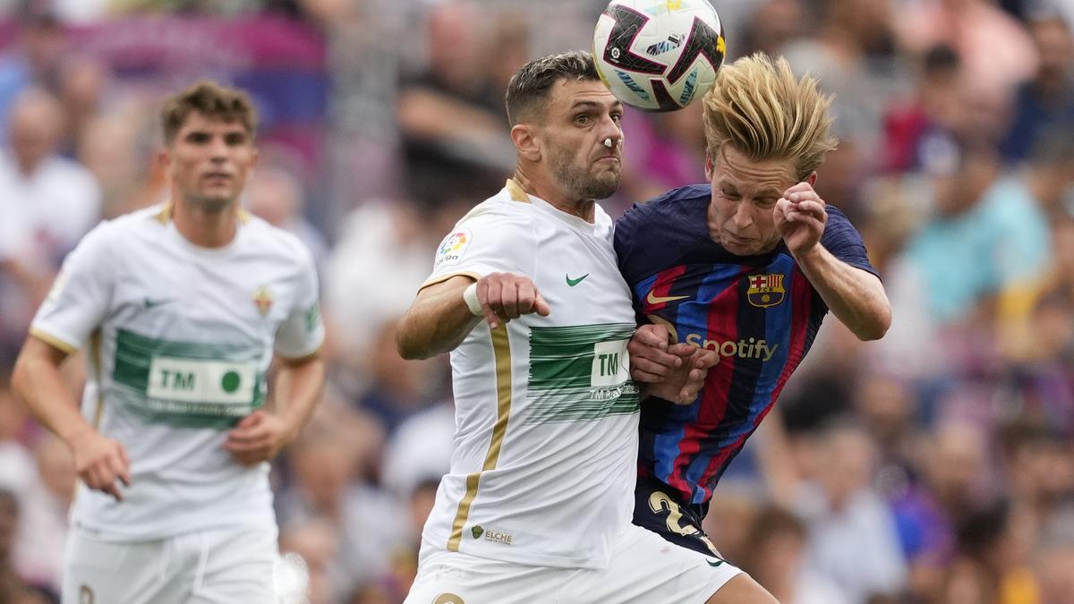 Boyé y De Jong pelean por llegar antes a rematar un balón