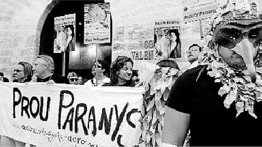 Manifestantes ante el edificio de las Corts, que legalizaron el miércoles el &quot;parany&quot; .