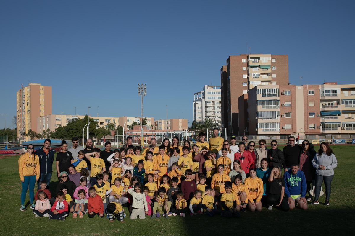 Componentes del Club Cartago Atletismo en la pista de Cartagena