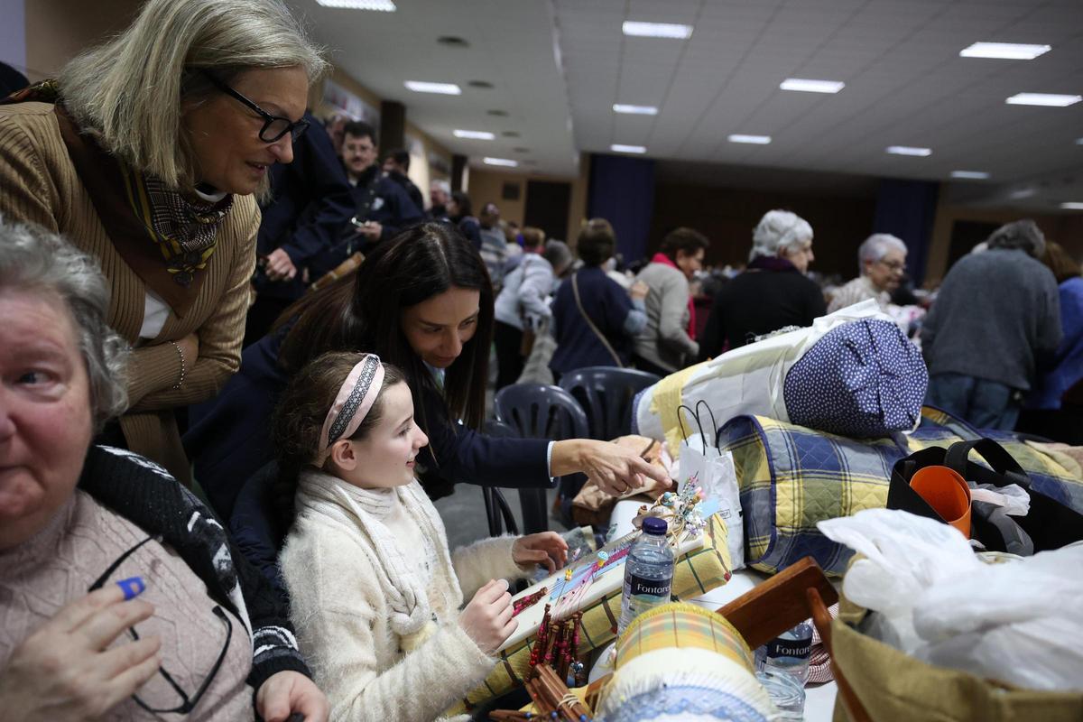 El recinto se llenó de encajes de bolillos, vainicas y bordados en tul.