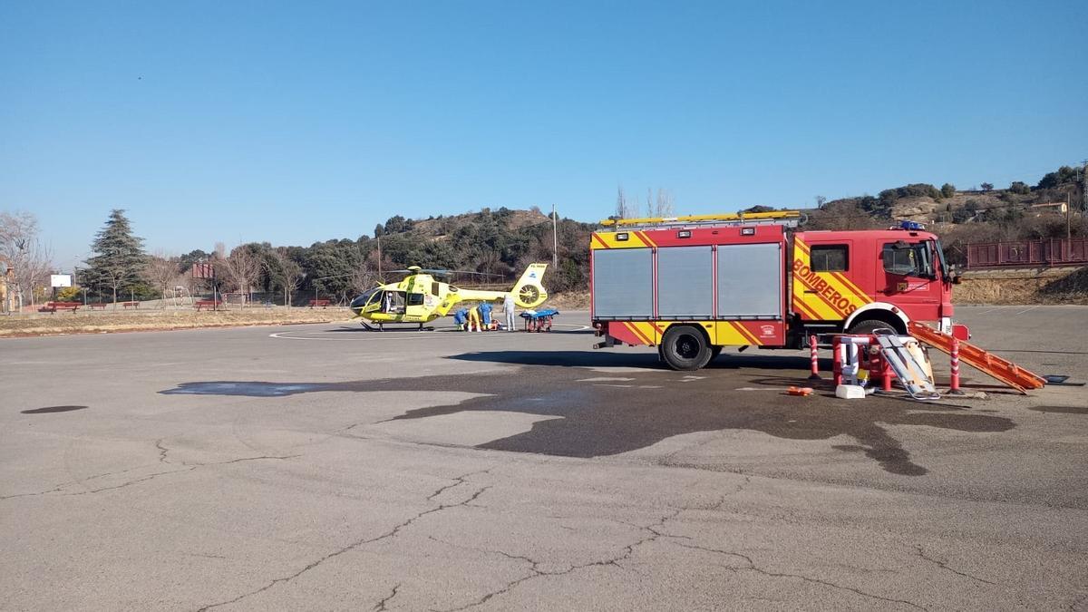 Un motorista pierde el control y se cae por un terraplén de cuatro metros de altura, en Enate.