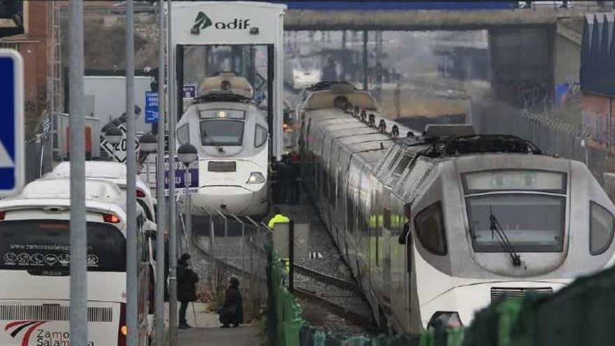 Los dos trenes detenidos.