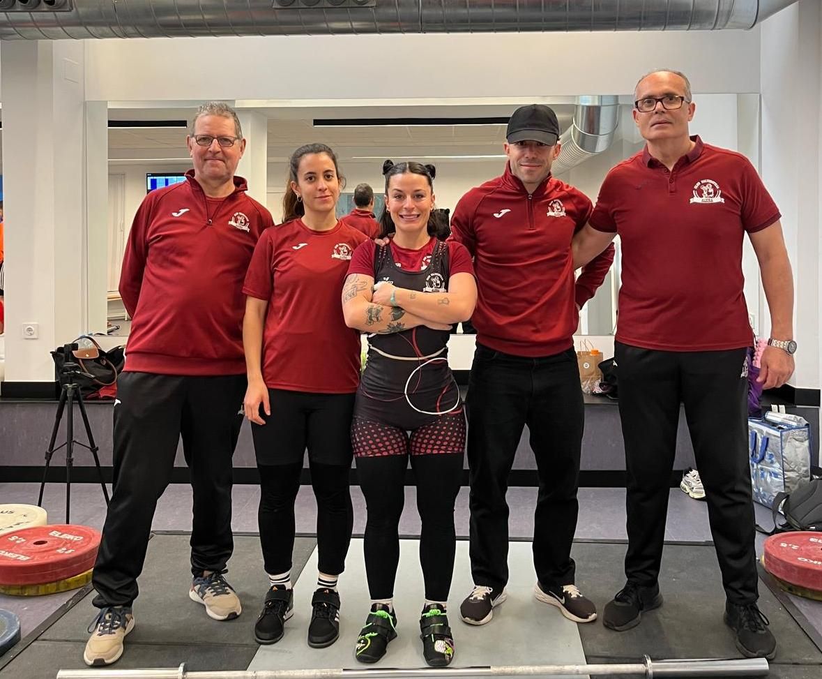 Cris Palacios, Joan Marco y Ana Horrillo con los entrenadores Toni Gordo y Eduardo Bernia.