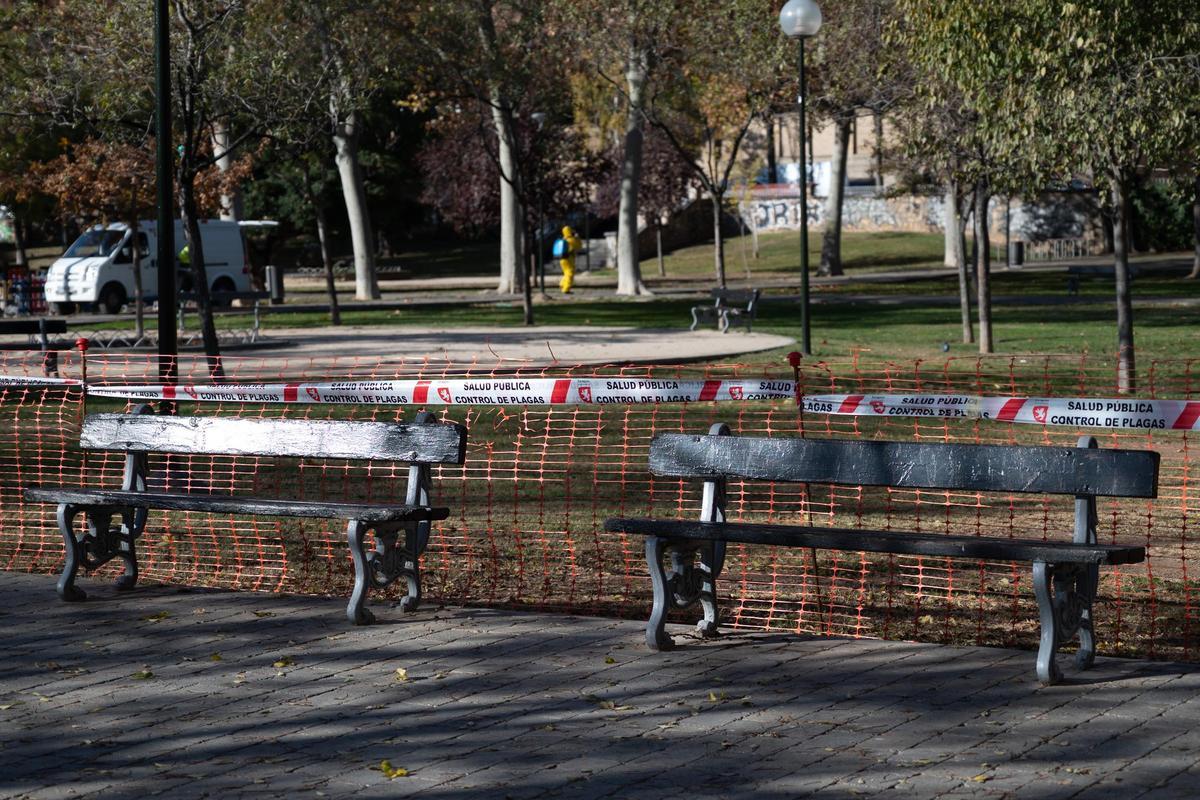 El parque Bruil de Zaragoza clausurado para las tareas de desinfección de la zona verde.