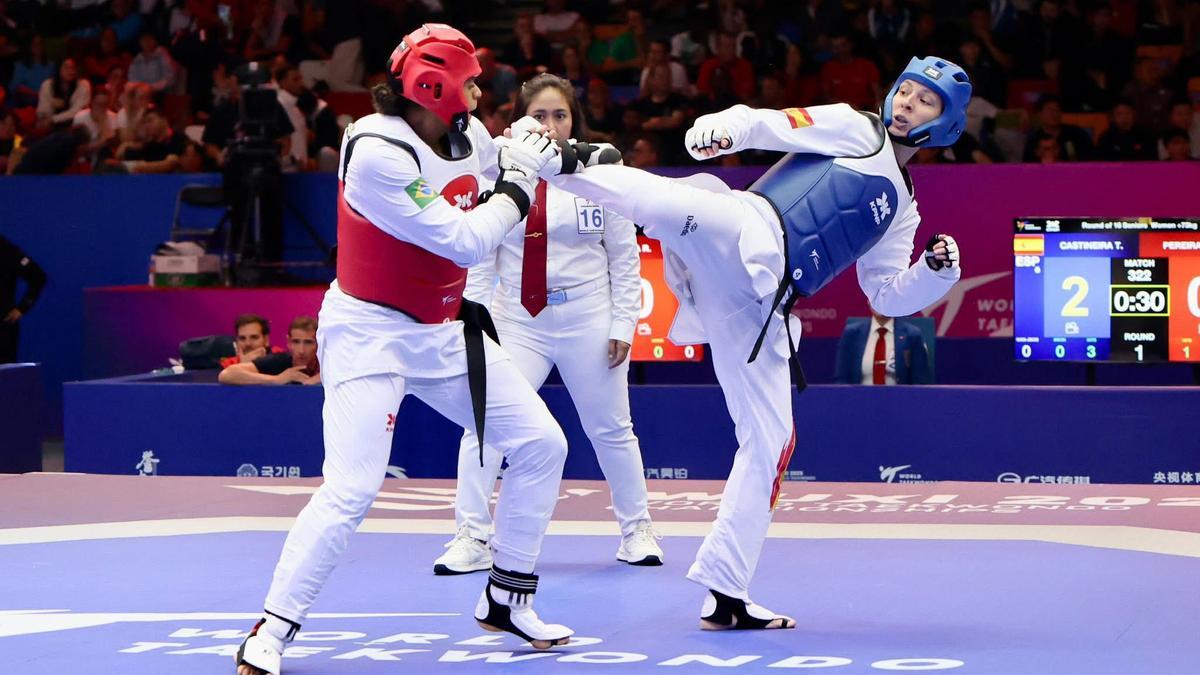Tania Castiñeira (dcha.) en su combate contra la brasileña Raiany Pereira.