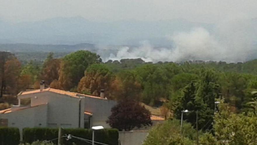 Conat d&#039;incendi a la carretera que uneix Rabós i Delfià