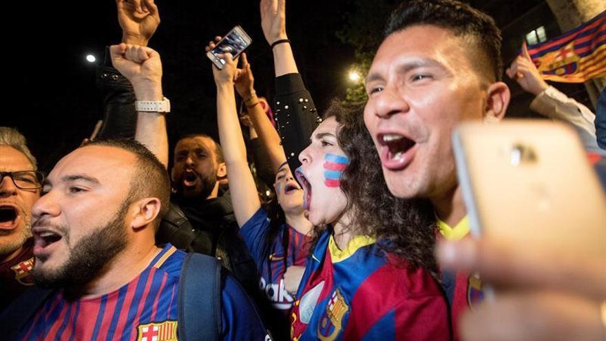Unos 500 aficionados celebran el título de Liga del Barcelona en Canaletes