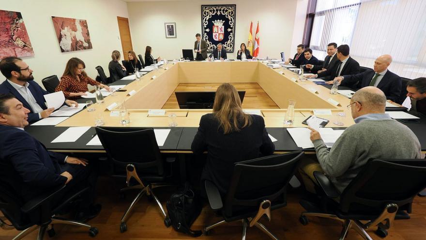 Reunión en sede parlamentaria para dilucidar la Medalla de Oro de las Cortes.