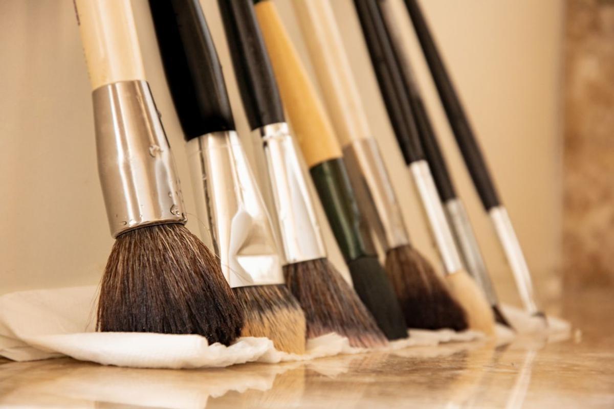 Cómo limpiar las brochas de maquillaje: consejos básicos a tener en cuenta