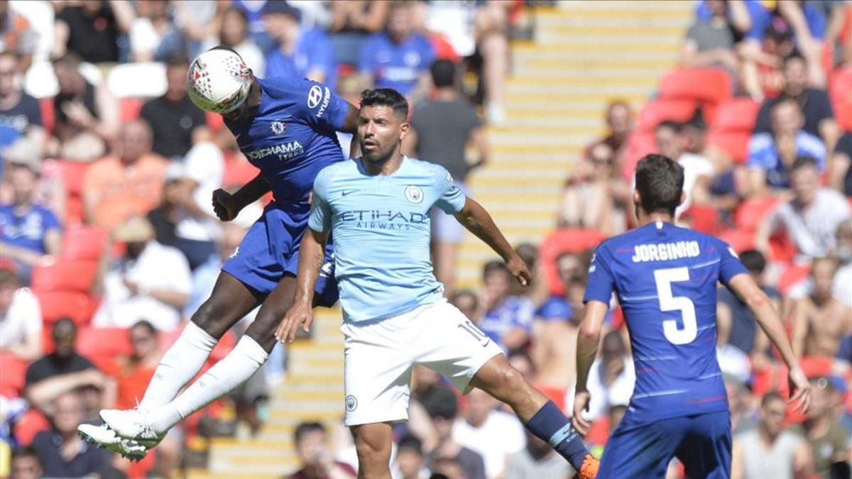 Agüero y Rüdiger pugnan por un balón