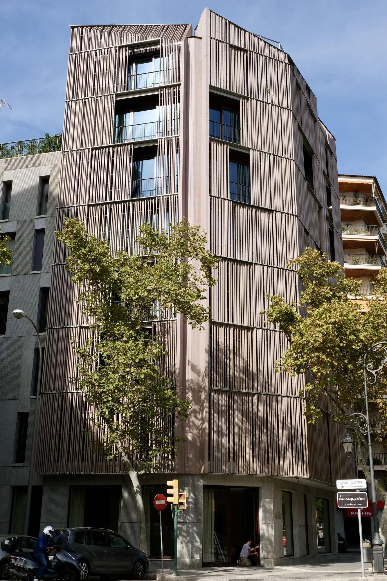 Las fotos del nuevo edificio del Paseo Mallorca de Palma con piel de madera y diseñado por el estudio Ohlab