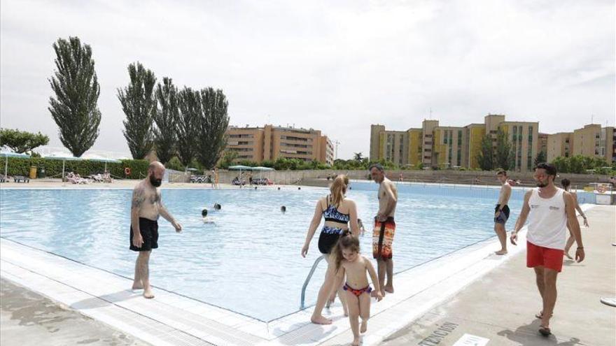 Las piscinas de Zaragoza cerrarán al mediodía y serán más baratas