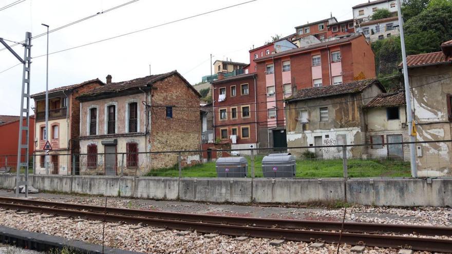 El barrio langreano de El Puente, con las vías del tren en primer término. | Zai Semeyes