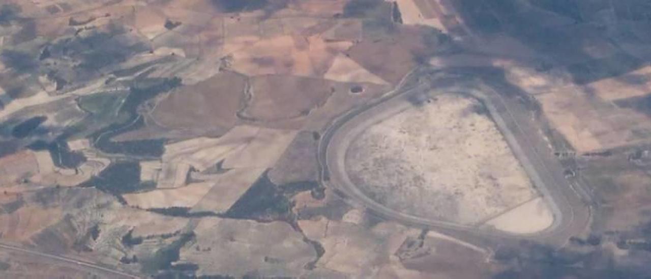 El cierre del Júcar-Vinalopó seca el embalse y deja sin agua a los regantes