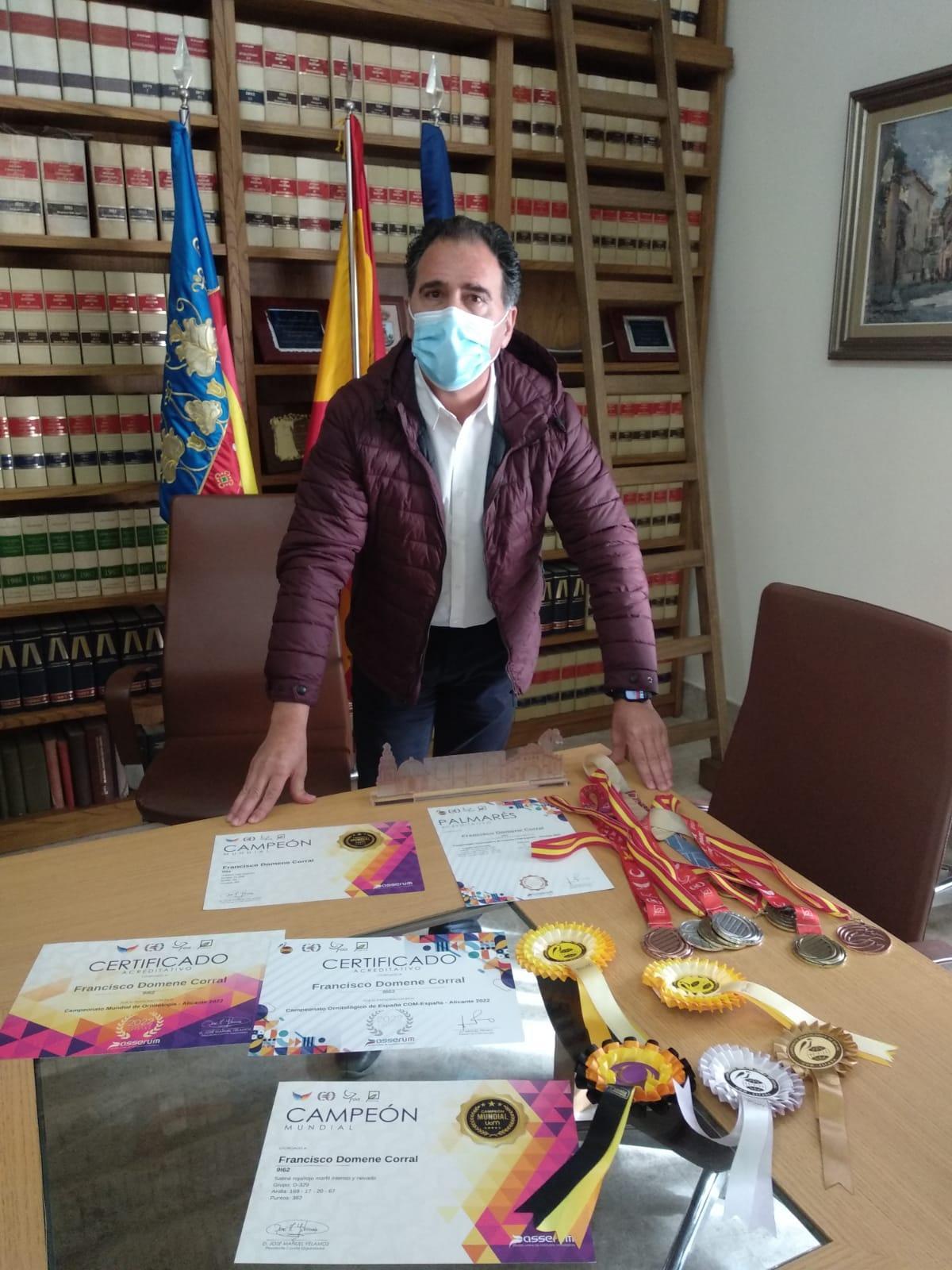 Paco Domene en la recepción oficial en el Ayuntamiento de Aspe tras convertirse en Campeón del Mundo en Ornitología Deportiva en enero de 2022.