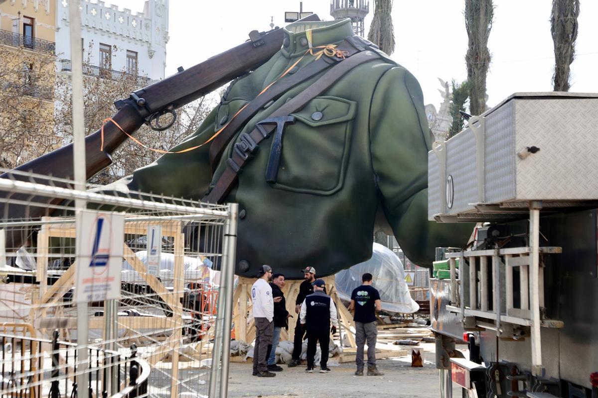 El corazón de las Fallas se levanta: avanza el montaje de la falla municipal de València El corazón de las Fallas se levanta: avanza el montaje de la falla municipal de València