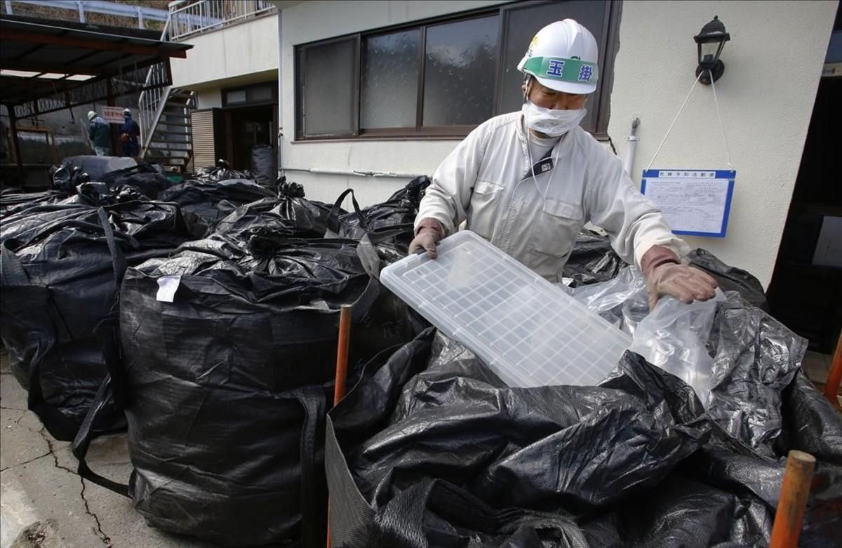 jcortadellas33116954 in this feb 24 2016 photo a worker in a mask co160310110656 jcortadellas33116954 in this feb 24 2016 photo a worker in a mask co160310110656
