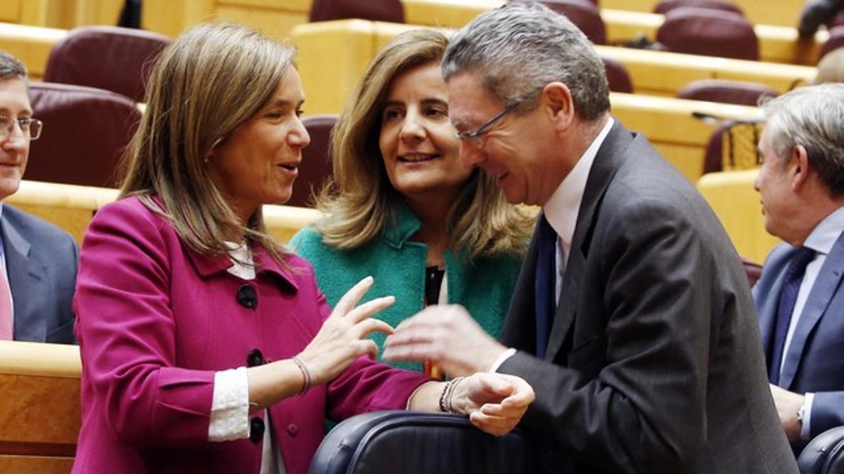 Ana Mato, Fátima Báñez y Alberto Ruiz-Gallardón, durante la sesión.