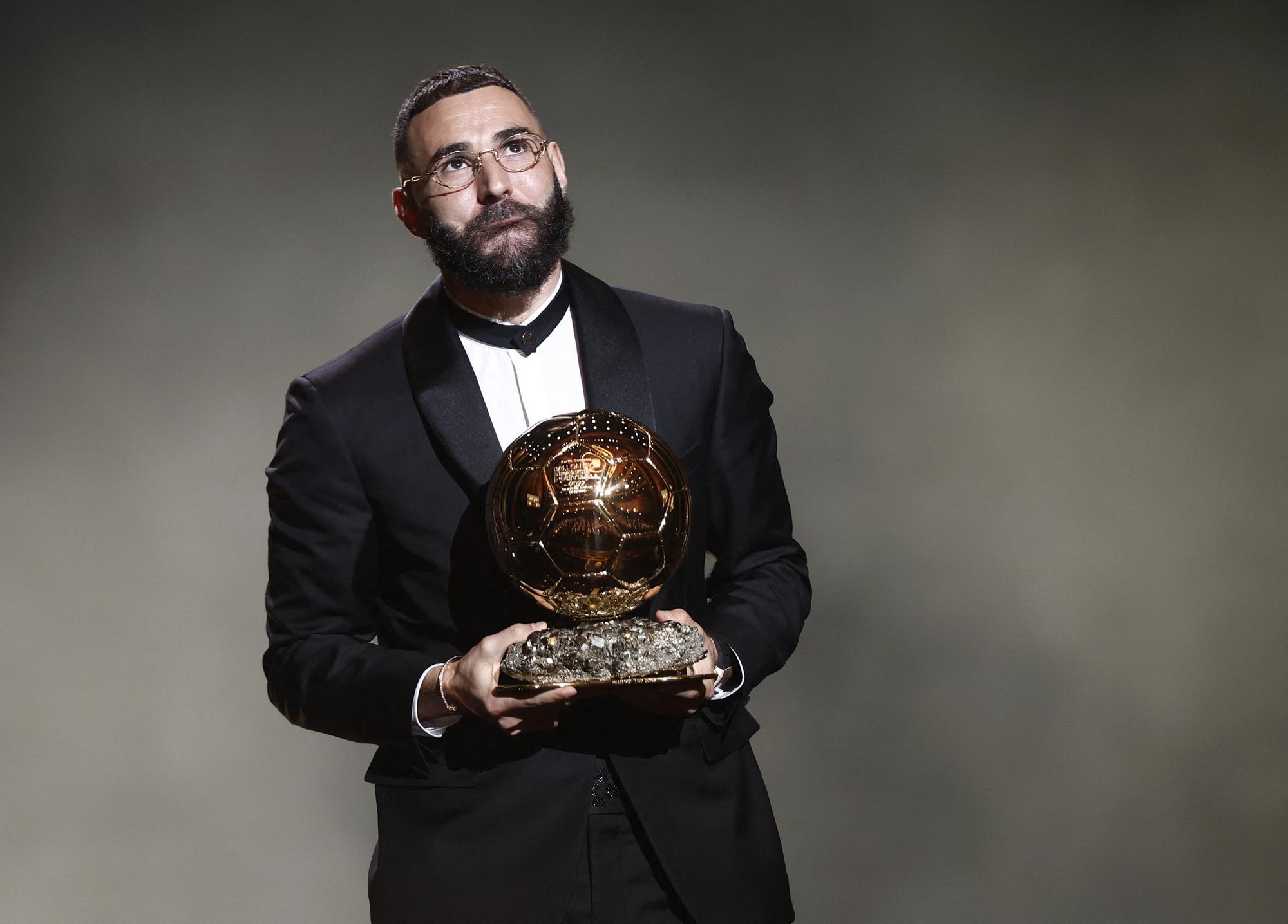 Benzema, con el Balón de Oro.