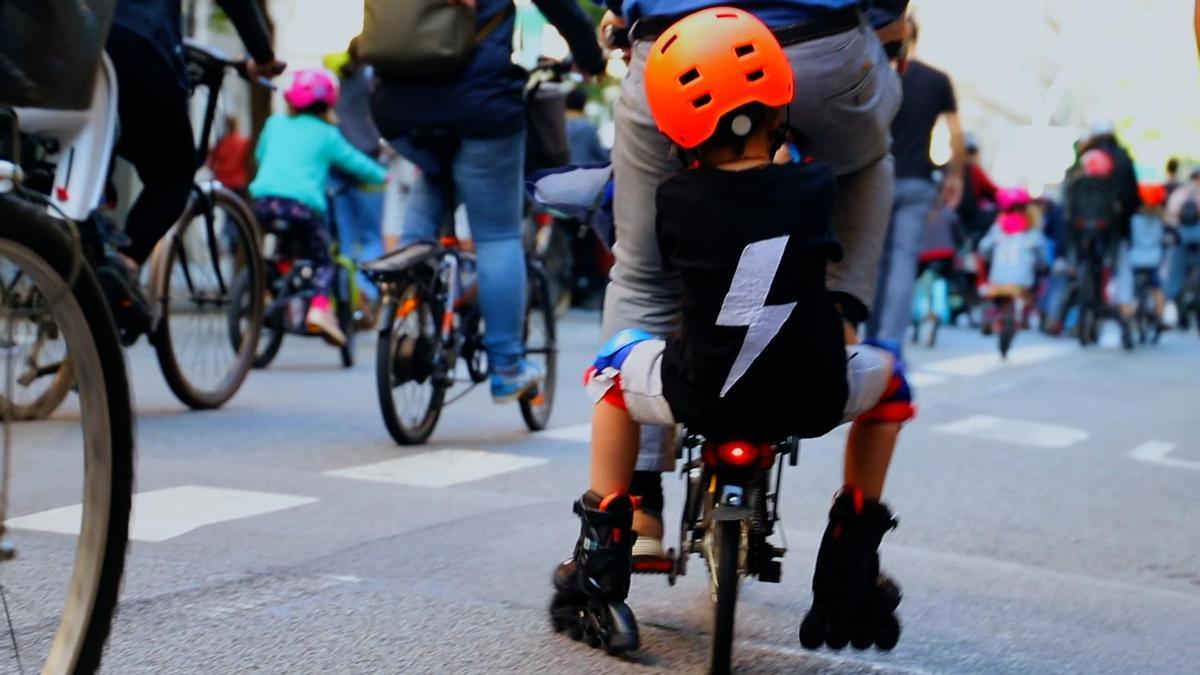 Patinadores y ciclistas, camino de la escuela, en otro fotograma del documental