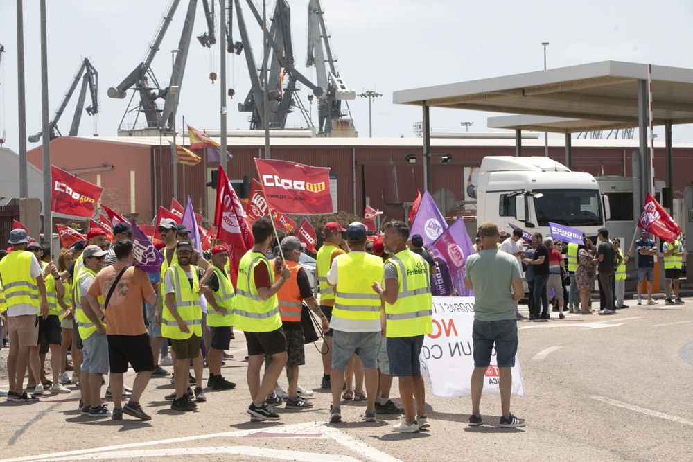 Segundo día de huelga de los trabajadores de Fertiberia en el Port de Sagunt