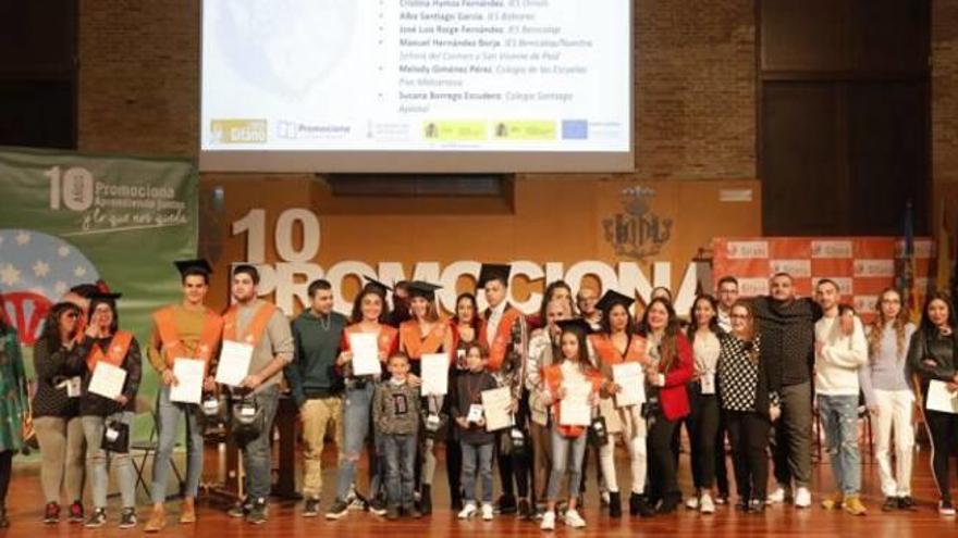Foto de grupo de los participantes en el décimo aniversario del programa «Promociona».