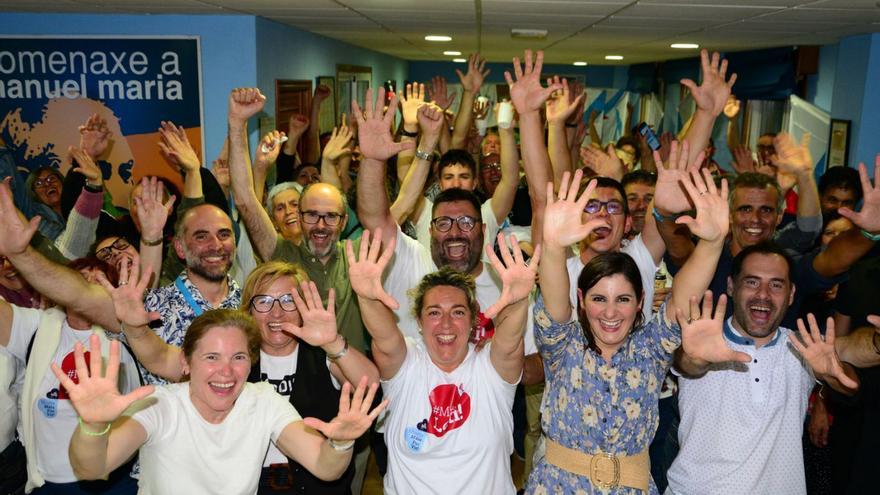 Candidatos y simpatizantes del BNG, en su sede moañesa, festejaban ayer la victoria electoral. |   // G.N.