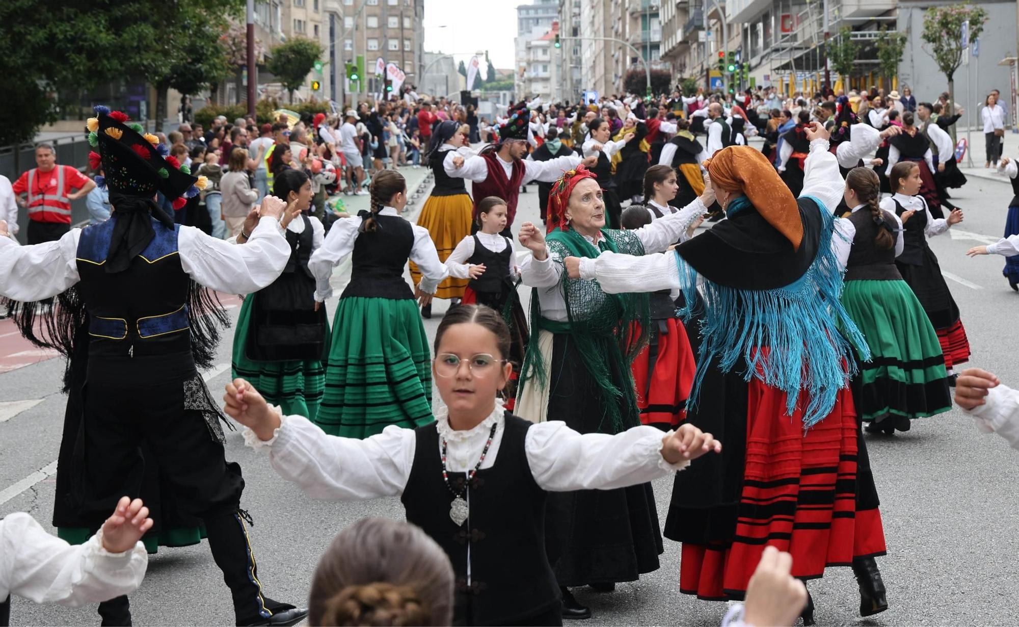 Vigo baila «al compás de una muiñeira»