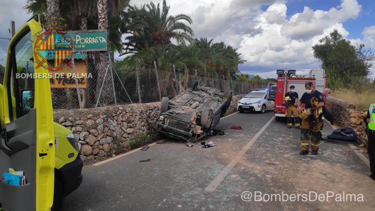 Rescatan a un conductor atrapado en un coche tras sufrir un accidente en la Ma-2031